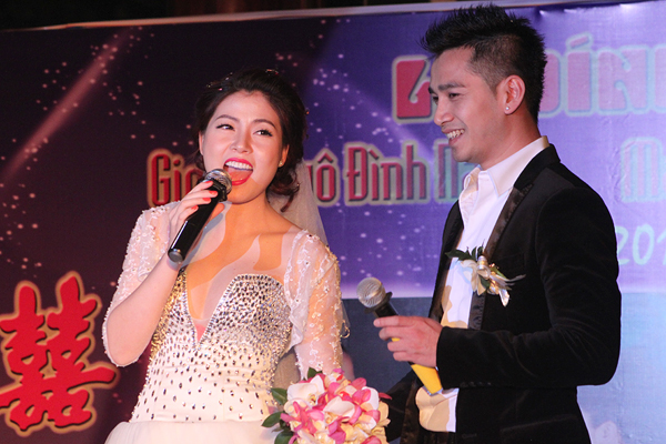 Ngay sau đó, cô cất giọng hát bài "Tựa vào vai anh". Chú rể cũng bất ngờ xuất hiện từ hàng ghế của các vị khách, tiến đến gần cô dâu, cầm tay cô và cùng song ca.