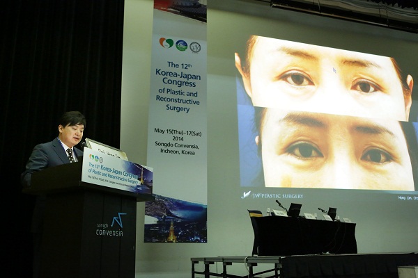 TS. BS. Hong Lim Choi thường xuyên nhận lời mời giảng dạy, báo cáo chuyên đề về kỹ thuật tạo hình mắt trên khắp thế giới