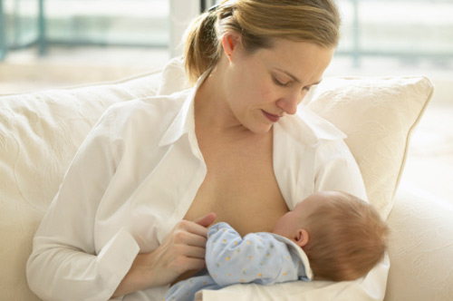 Nâng ngực nội soi có ảnh hưởng tới việc sinh con không