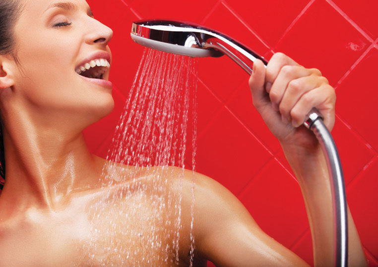 Trong lúc tắm (nước ấm), bạn nên đứng dưới vòi sen, dùng tay sờ nhẹ nhàng bầu vú trong vòng 5 phút.