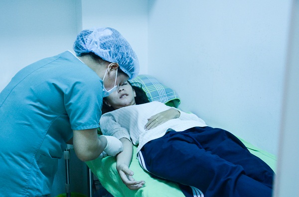Sau phẫu thuật hàm hô bác sĩ Tú Dung thường xuyên kiểm tra, nhân viên điều dưỡng luôn túc trực ở bên cạnh nên cảm giác rất an tâm.