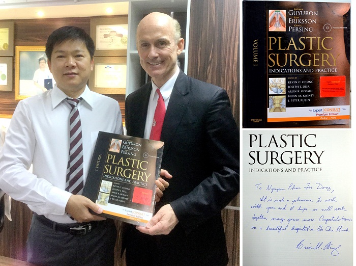 BS. Nguyễn Phan Tú Dung vinh dự và tự hào khi được GS. TS. BRIAN M. KINNEY(Mỹ) tặng sách do chính tay ông viết