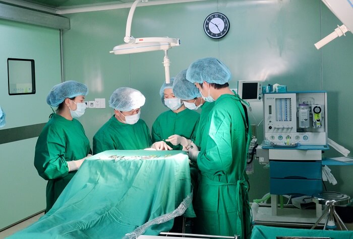 Đội ngũ bác sĩ chuyên môn cao trực tiếp phẫu thuật chỉnh hàm hô cho khách hàng.