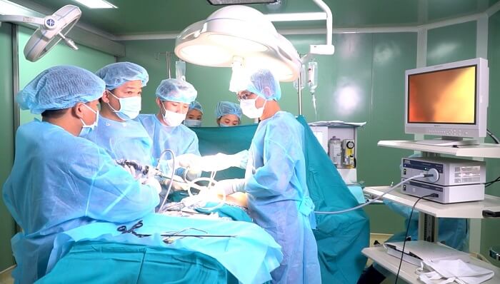 Phẫu thuật nâng ngực nội soi được thực hiện dưới sự hỗ trợ của hệ thống máy móc hiện đại.