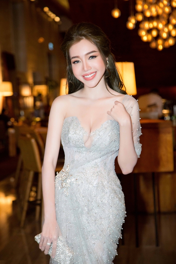 Top 8 bộ ngực đẹp nhất Showbiz Việt_4