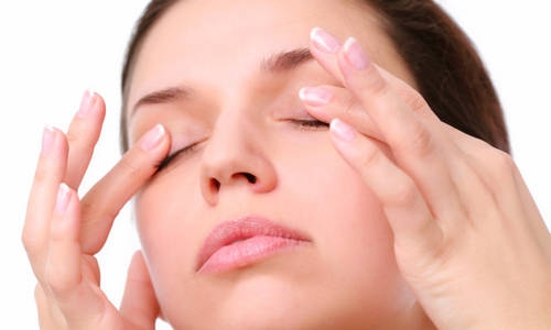 Cách giảm sụp mí mắt  7 động tác massage đơn giản