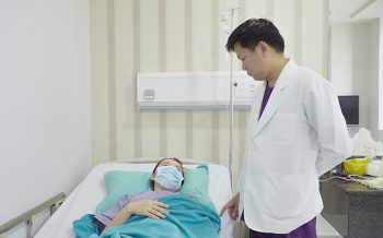 Cô gái từng nhập viện vì bộ ngực “hoá đá” bây giờ ra sao?