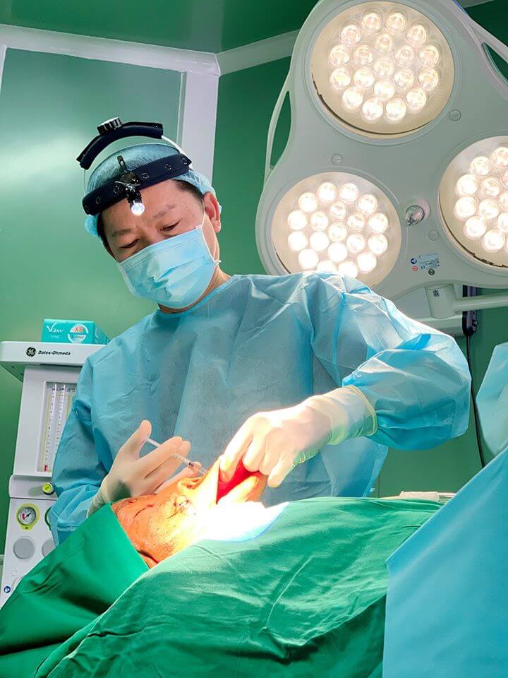 Bác sĩ Tú Dung phẫu thuật lấy mô sinh thiết của anh Mến