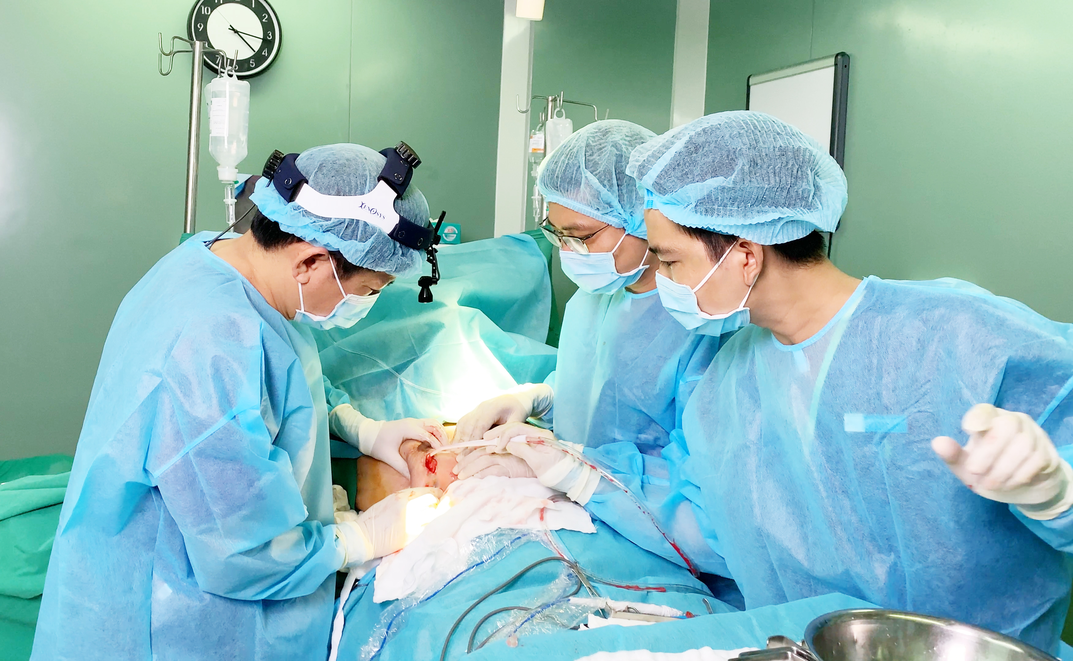 Bác sĩ Tú Dung và Ekip Bệnh viện JW trong cuộc "phẫu thuật giải cứu"