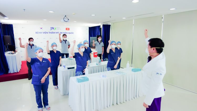 Dr.Dung cổ vũ nhân viên bệnh viện