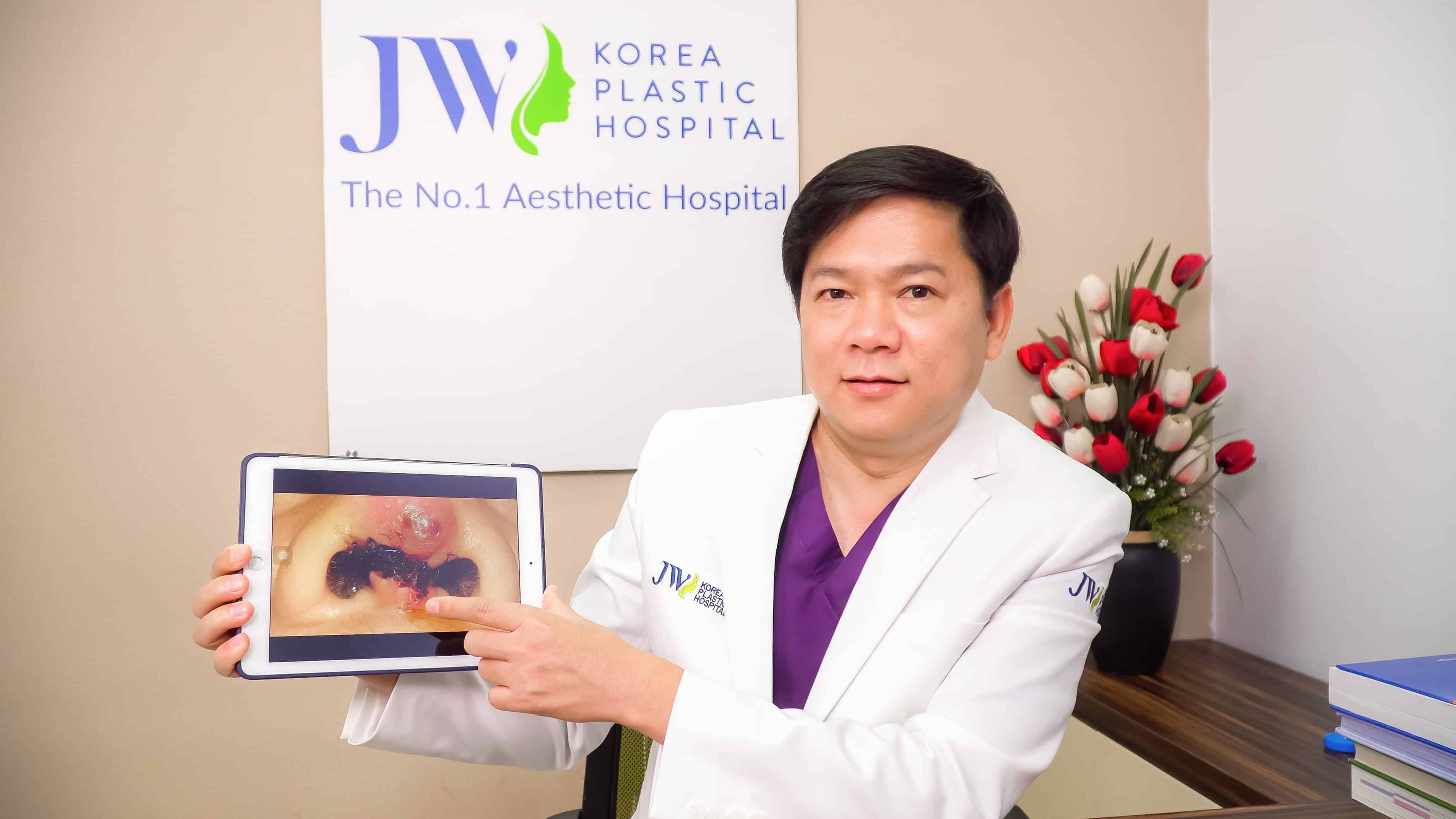Bác sĩ Tú Dung livestream nói về biến chứng thẩm mỹ nâng mũi
