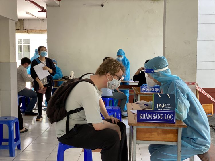 tiêm vaccine cho người nước ngoài