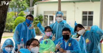 Những món quà ấm áp tình người mà các chiến sĩ JW nhận được tại chiến dịch tiêm vaccine covid-19