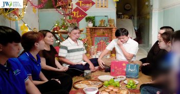 Bác sĩ Tú Dung thăm tặng quà tết Trung Thu cho Bệnh nhân