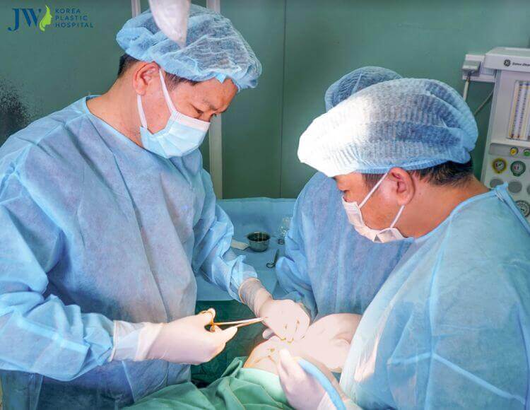 Bác sĩ Tú Dung và ekip bệnh viện JW thực hiện phẫu thuật suốt 2h