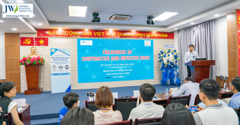Bác sĩ Tú Dung đào tạo cho thế hệ bác sĩ trẻ tại Bệnh viện Tai Mũi Họng