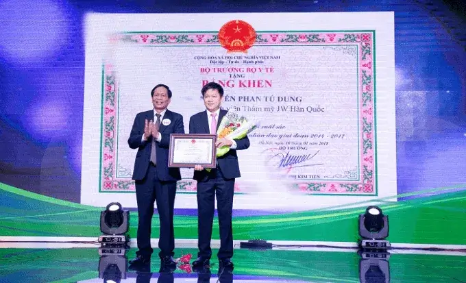 Mr. Dao Chinh- Minister of the Ministry of Health awarded a certificate of satisfactory progress to Dr. Nguyen Phan Tu Dung- Director of JW Hospital
