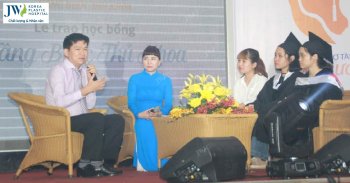 Bệnh viện JW song hành cùng học bổng Nâng bước thủ khoa năm 2024