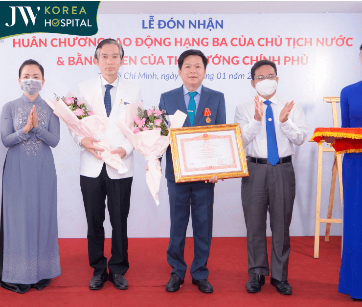 bác sĩ tú dung được trao tặng huân chương lao động hạng ba