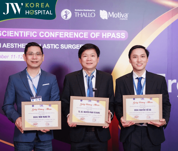 bác sĩ jw nhận giấy chứng nhận tại hội nghị HPASS 2025