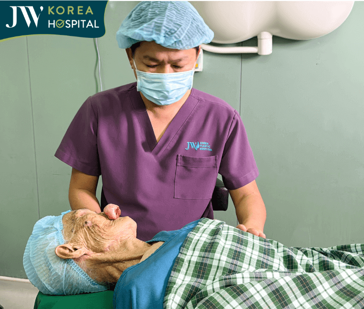 bác sĩ tú dung nói chuyện trấn an tinh thần cụ trước phẫu thuật