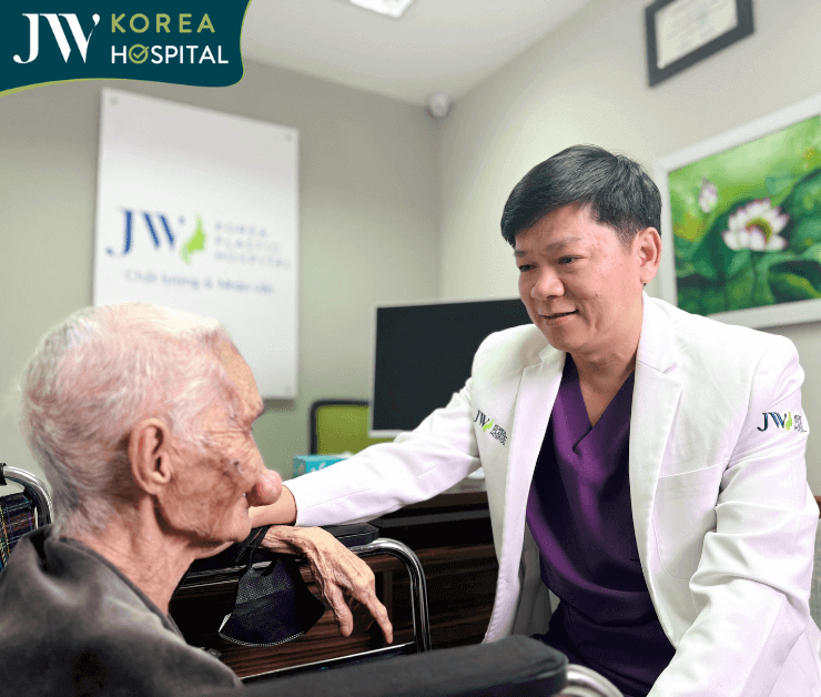 cụ bà lần đầu gặp bác sĩ Tú Dung