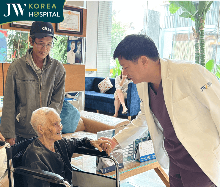 cụ bà tạm biệt bác Dung về sau khi hồi phục hoàn toàn