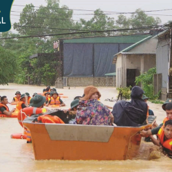 Mưa lũ miền Trung: Nhiều nơi ngập sâu, người dân vật lộn trong nước