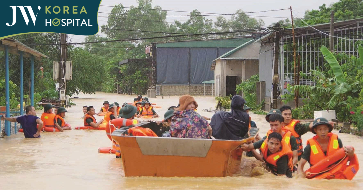 Toàn thể người dân Việt Nam và Bệnh viện JW cùng hướng về khúc ruột miền Trung