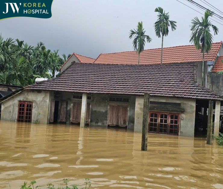 nhà của người dân miền Trung ngập trong biển nước