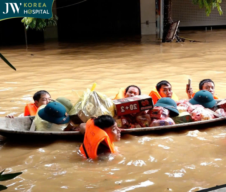 Hình ảnh người dân đưa lương thực để tiếp tế cho những nạn nhân mắc kẹt bởi cơn lũ 