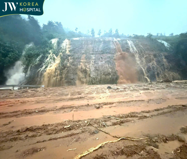 Cảnh sạt lở đất khi mưa lũ ở miền Trung