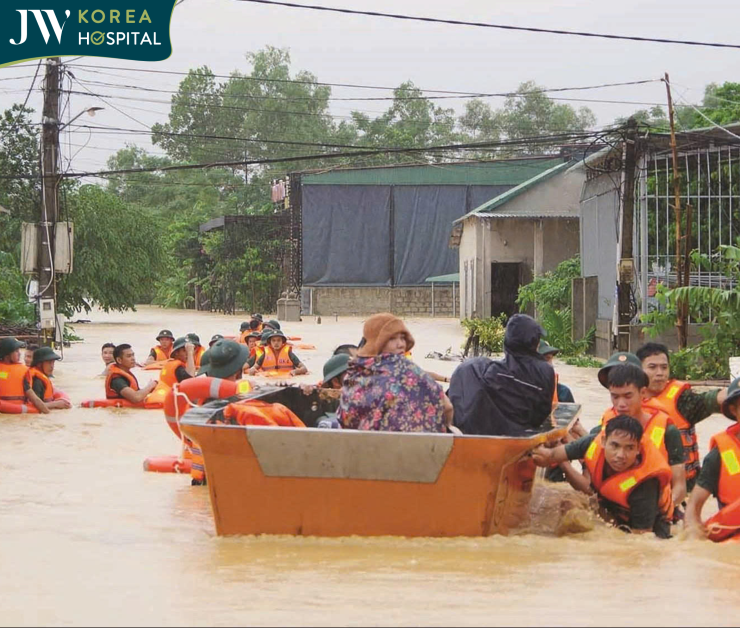 Hình ảnh người dân được đội cứu hội đưa đến chỗ tạm trú để tránh lũ 