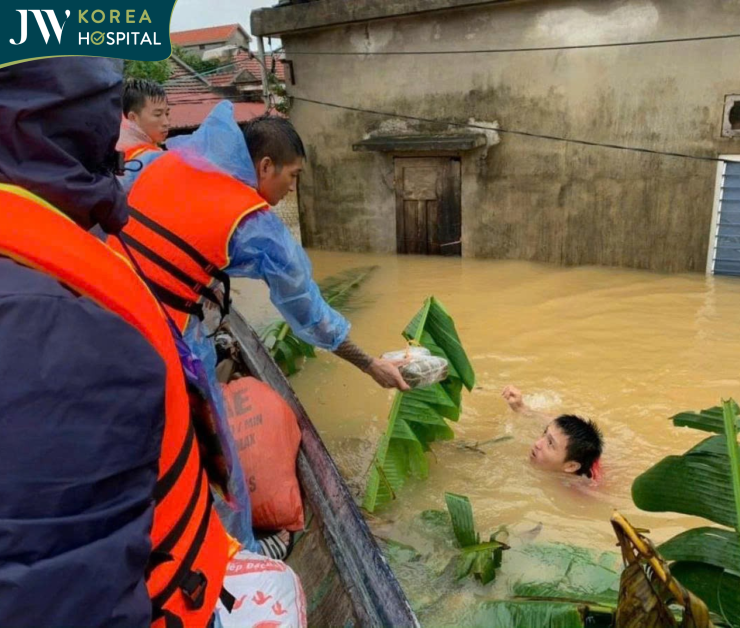 Người dân miền Trung được tiếp tế lương thực trong cơn mưa lũ 