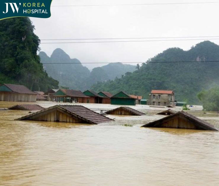 Mưa lũ miền Trung làm ngập nhà dân 