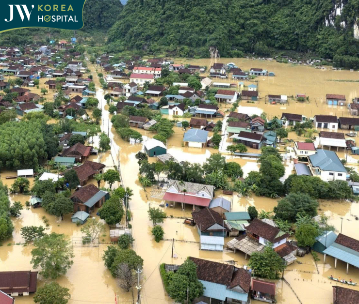 Miền Trung ngập trong biển nước lũ 