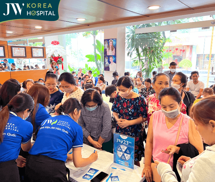 khách hàng đến cực đông từ sáng sớm để chờ tư vấn