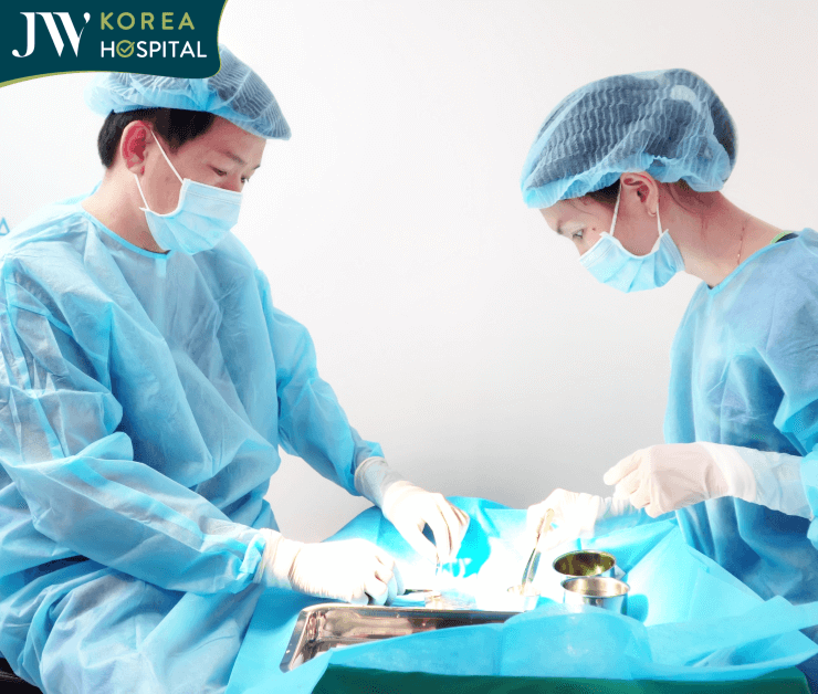 bác sĩ tú dung và ê-kíp trải qua hàng giờ căng thẳng trong phòng phẫu thuật để cứu mũi bị hoại tử cho người phụ nữ tin vào thẩm mỹ đổi vận