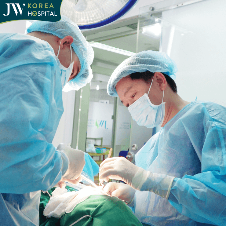 bác sĩ Tú Dung và ê-kíp JW đang trong cuộc phẫu thuật cứu lấy mũi của người phụ nữ bị hoại tử do tin lời thẩm mỹ đổi vận