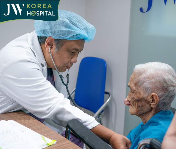 Cụ Khoan được kiểm tra sức khỏe tổng quát trước khi phẫu thuật