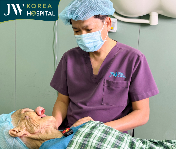 Bác sĩ Tú Dung trò chuyện cùng cụ bà trước khi bắt đầu ca phẫu thuật