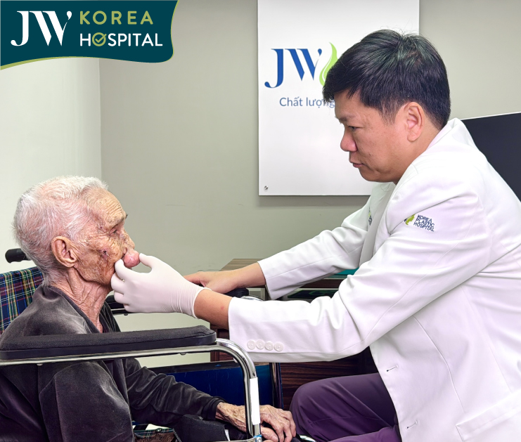Bác sĩ Tú Dung trực tiếp thăm khám cho cụ bà 100 tuổi với khối u mạch máu chèn ép đường thở
