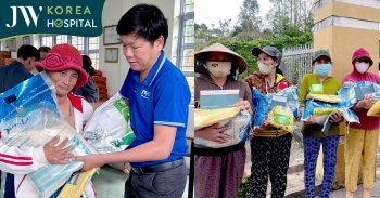 Bệnh viện JW Hàn Quốc cứu trợ 500 hộ dân ngập nặng sau trận lũ lớn ở Phú Yên