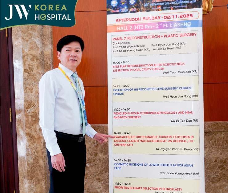 Hình ảnh bác sĩ Tú Dung chụp hình check in tại Hội nghị ASHNO 2025