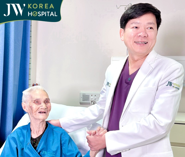 Bác sĩ Tú Dung tái khám cho cụ Khoan sau 7 này cắt u