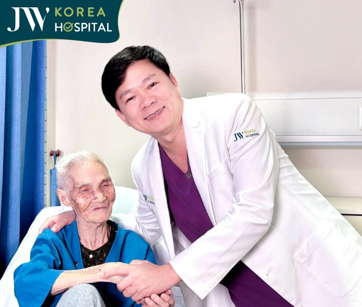 Bác sĩ Tú Dung tươi cười chụp hình với cụ Khoan