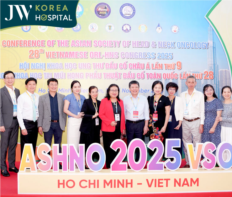 Bác sĩ Tú Dung chụp ảnh lưu niệm cùng các chuyên gia trong ngành