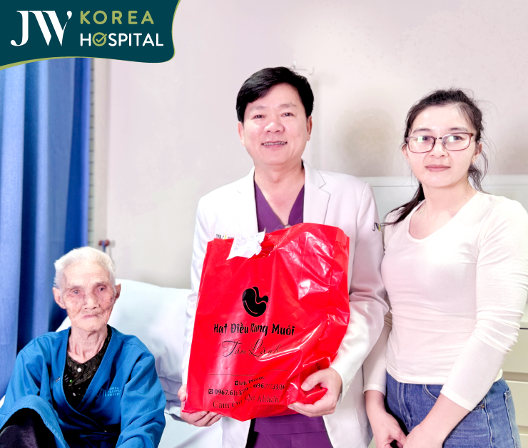 Bác sĩ Tú Dung nhận được quà cảm ơn từ gia đình của cụ Khoan