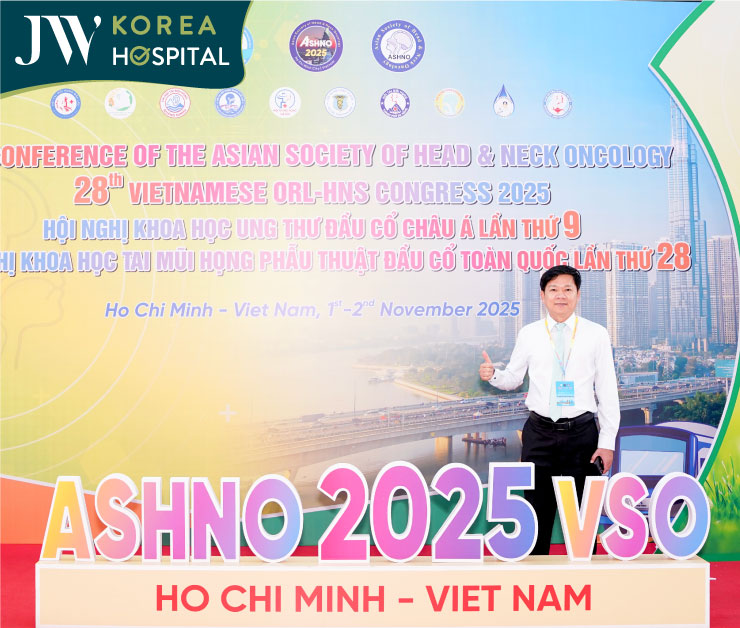 Hình ảnh bác sĩ Tú Dung chup hình check in tại Hội nghị ASHNO 2025