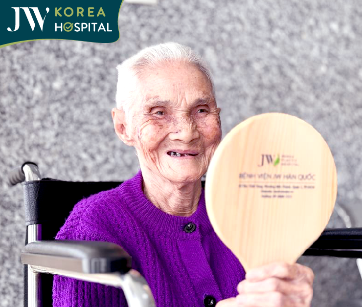 Cụ Khoan cười hạnh phúc sau khi thấy gương mặt của mình sau cắt u thành công tại Bệnh viện JW